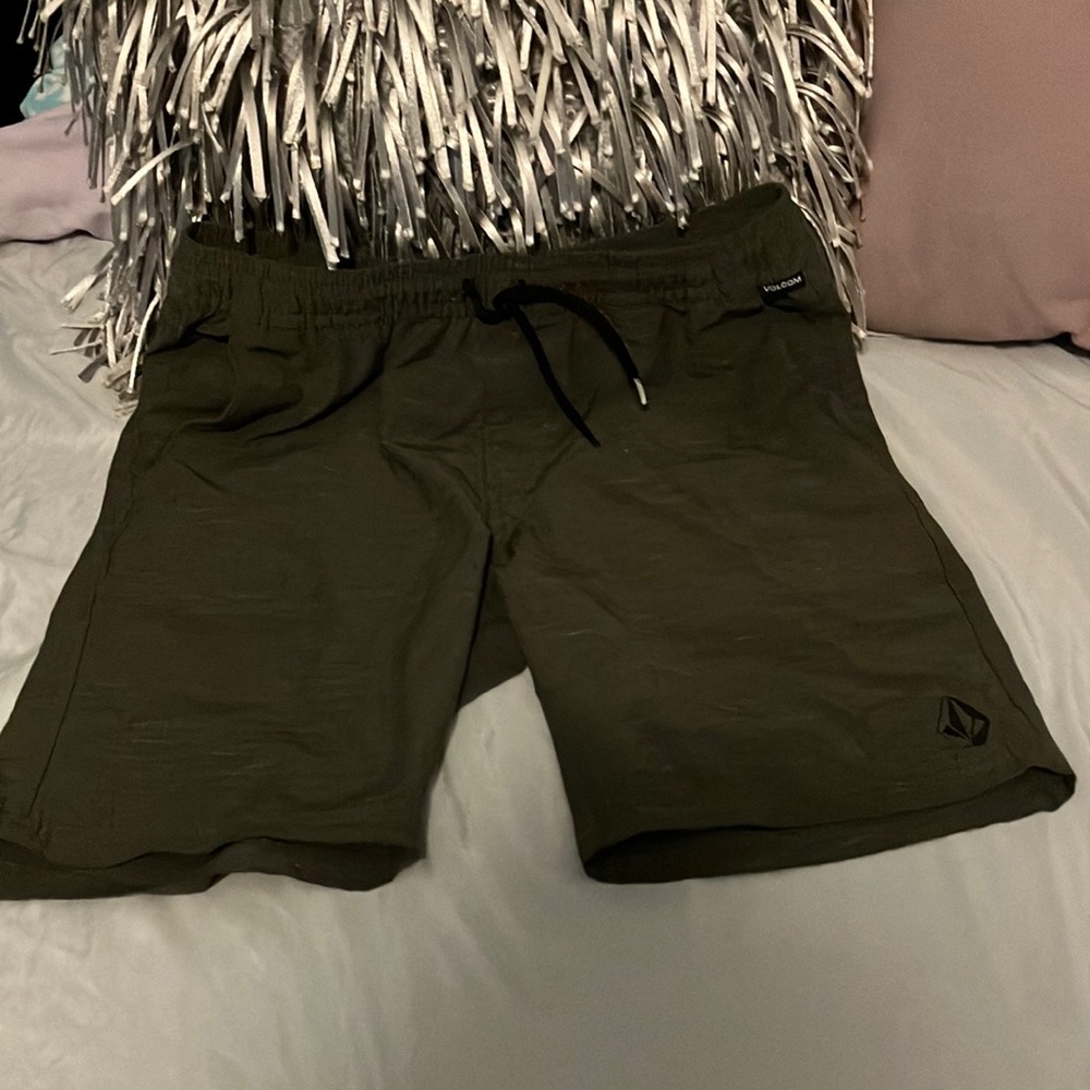 Boys size 12 youth volcom shorts
